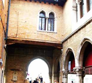 Der Aufbau vom Rialto Markt