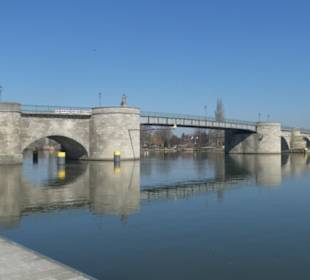 Blick vom Main auf die Alte Mainbrücke