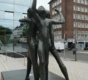 Drei Jungs vom Denkmal Oecher Klenkes