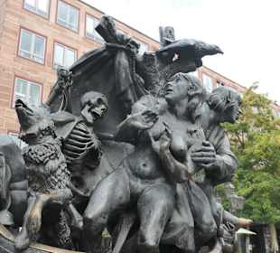 Die Brunnenskulpturen vom Narrenschiffbrunnen