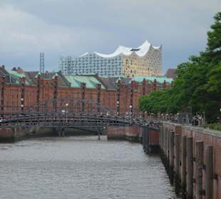 Elbphilharmonie über der Speicherstadt