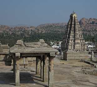Blick zum Virupaksha Tempel, im Hintergrund Hampi