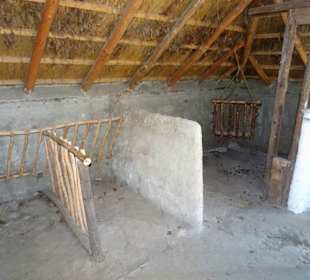 Viehställe in einer Lehmhütte im Moormuseum