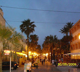 Shoppingmeile am Abend