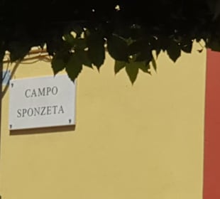 Platz vom Cafè-Eisbar