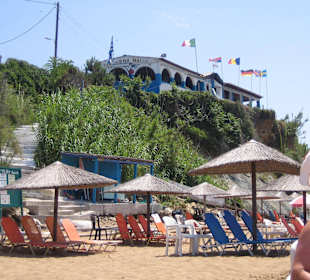 Strand und Taverne ca. 15 Gehminuten vom Hotel