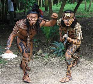 2 Maya-Jungs am Ausgang