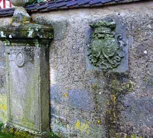 An der Kirchmauer entlang