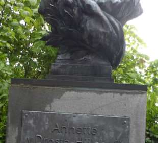 Annette von Droste-Hülshoff vor der Burg Meersburg