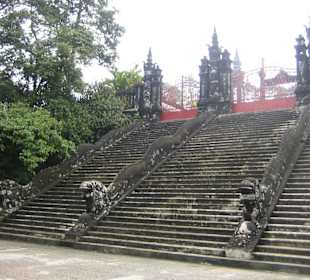 Diese Stufen führen zum Mausoleum von Khai Dinhs