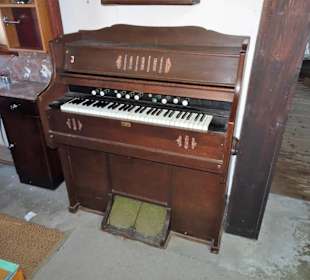 Altes Harmonium im Dörpmuseum Münkeboe