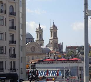Cafe und Moschee am Platz