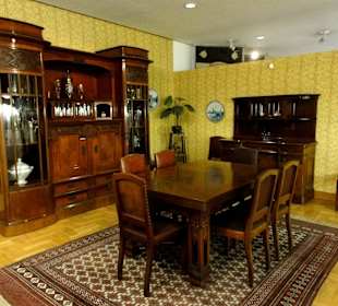 Blick in das Esszimmer einer Großbürgerfamilie