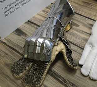 Ritterhandschuh im Fränkische Schweiz Museum