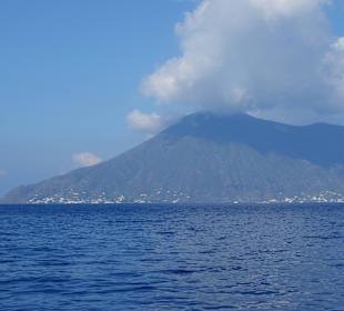 Insel Salina mit dem Monte Fossa (962m) in Sicht 