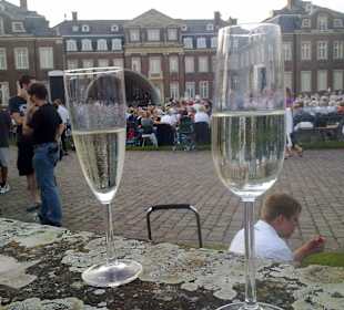 Prosecco auf der Schlossmauer