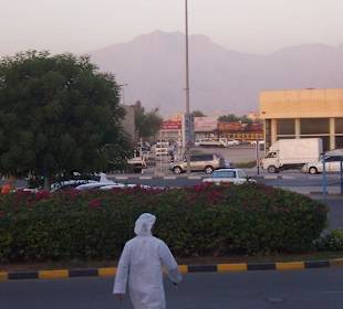 Vorm Eingang mit Blick zum Hajar Gebirge