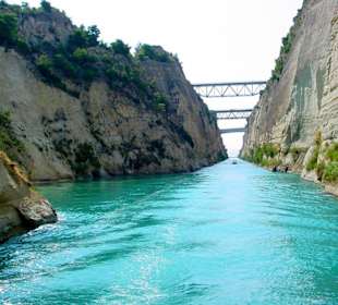 Blick zur Auto und Bahnbrücke
