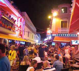 Party People in Albufeiras Altstadtgassen
