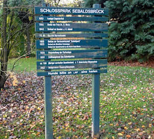Schild am Eingang zum Schlosspark
