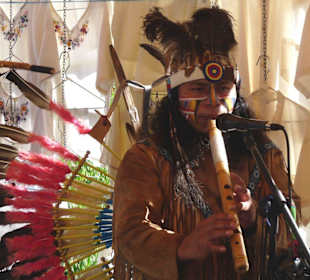 Indianer spielen auf dem Markt