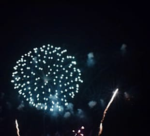 Schönes und farbenprächtiges Feuerwerk