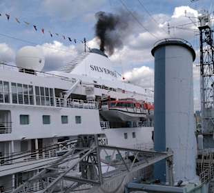 Ein Kreuzfahrtschiff liegt neben der Belfast