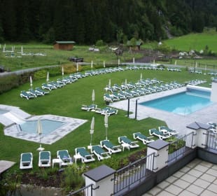 Blick vom Balkon auf den Außenpool