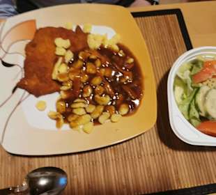 Schnitzel mit Bratensosse und Spätzle
