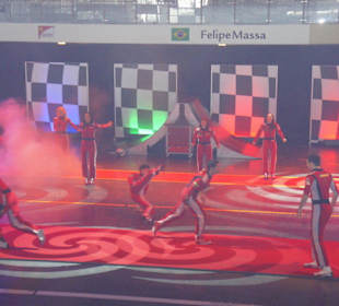 Bühnenshow mit Tanz und Akrobatik