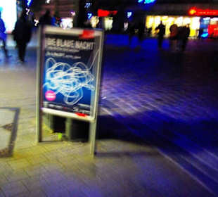 Info zur Blauen Nacht überall Schilder