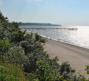 Strand an der Steilküste, Blick auf Seebrücke