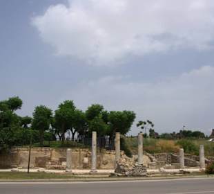 Gegenüber der Ruinen