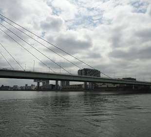 Große Kölner Hafenrundfahrt