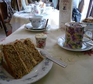 Nuss/Kaffeekuchen mit Cappuccino