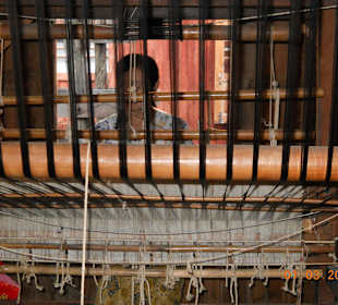 Auf dem alten Webstuhl werden die Fäden gewebt