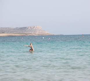 Der Hauptstrand mit Blick auf Cap Grecko