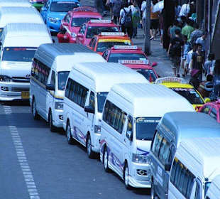 Verkehr vor dem Markt