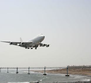 Boeing 747-200 im Anflug auf Rwy03