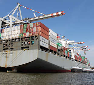 Containerschiff im Hafen