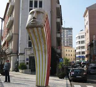 Überall stehen witzige Statuen