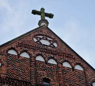Kreuz auf dem First der Probsteikirche St. Johann