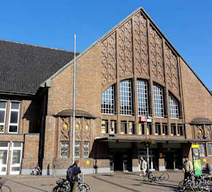 Der zentrale Eingang zum Bahnhof