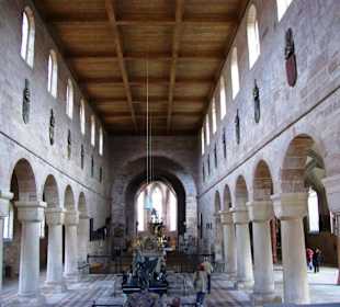 Bild zu den Sarkophagen hin