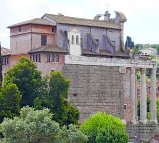 Der Tempel von der Seite gesehen