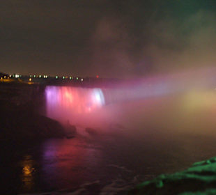 Bei Nacht sind die Niagara Fälle noch schöner