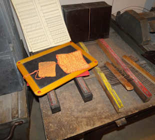 Arbeitsplatz mit fertiger Schiefertafel