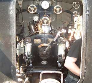 Blick in den Führerstand der Dampflok