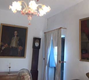 Erste Geschoss - Diele mit Familienporträts