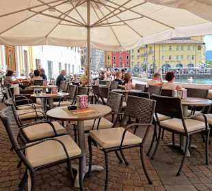 Sitzplätze auf der Terrasse der Yachting Bar Porto